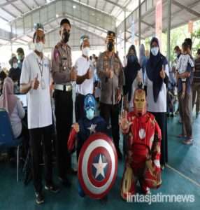 Polres Gresik Bersama Captain America dan Iron Man Vaksinasi Ratusan Pelajar SD