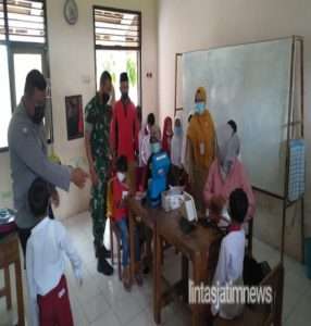 Vaksinasi Anak Gencar Dilaksanakan Babinsa Teter Aktif Mendampingi