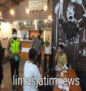 Patroli KRYD Ditsamapta Polda Jatim Sasar Prokes Dibeberapa Cafe dan Warkop di Surabaya