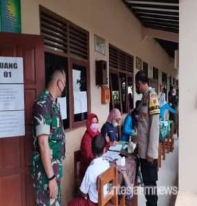 Antusias Anak SD Jenengan Saat Vaksin  Didampingi TNI Polri
