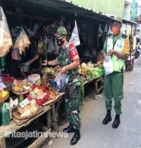 Bagikan Masker Gratis, Cara Ampuh Babinsa Kepatihan Wetan Dalam Mencegah Penyebaran Covid-19