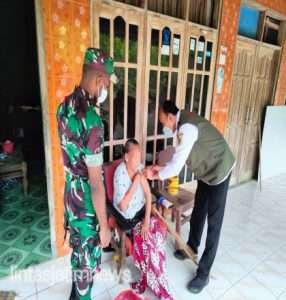 Door To Door, Babinsa Koramil Bulukerto Dampingi Tim Vaksinasi Lansia di Desa Binaan