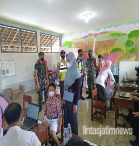 Sinergitas TNI Polri Dampingi Siswa Sekolah Dasar Terima Vaksinasi