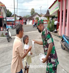 Keliling Pasar, Babinsa koramil Wuryantoro bagikan masker untuk putus penularan covid-19