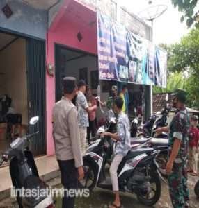 Keliling Kampung Bagikan Masker, Babinsa Jatiroto Imbau Warga Patuhi Prokes