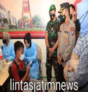 Kapolrestabes Surabaya Tinjau Langsung Pelaksanaan Vaksinasi Anak Usia 6-11 Tahun di Royal Plaza