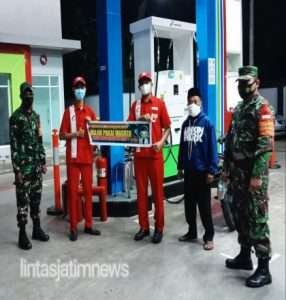 Malam Hari Selain Menjaga Kamtibmas, Babinsa Terus Berikan Himbauan Prokes