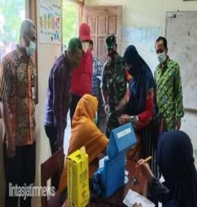 Babinsa Bersama Jajaran Forkopimcam Purwantoro Tinjau Pelaksanaan Vaksinasi