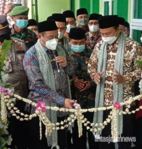 KaKanwil Kemenag Jatim Resmikan Gedung IT MTsN 1 Lamongan dan Memberikan Penghargaan Kepada Guru Berprestasi Tingkat Nasional