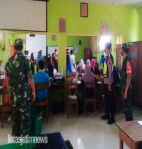 Berikan Rasa Aman, Babinsa Bersama Bhabinkamtibmas Dampingi Kegiatan Vaksinasi