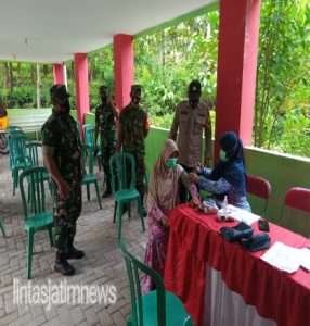 Babinsa Ngadiroyo Dampingi Lansia Terima Vaksin Booster
