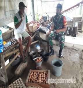 Melalui Komsos, Babinsa eratkan Keakraban Bersama Warga