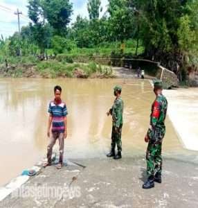 Selalu Waspada, Koramil Nogosari Rutin Cek Debit Air Sungai Pleret Glonggong