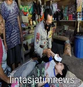 Trenyuh Pak Bhabin Polres Pacitan Bripka Latip Utomo Bantu Kasur Disabilitas Penyakit Saraf Otak
