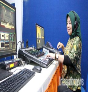 Kemendikbud Ristek Dikti Beri Hibah Peralatan Digital V-Con dan Puluhan Chromebook Untuk STIKOSA – AWS