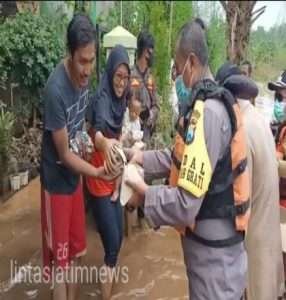 Polres Pasuruan Kota Bersama Instasi Terkait Berikan Bantuan Warga Terdampak Banjir