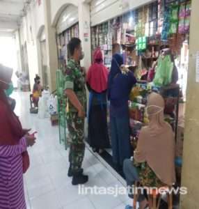Babinsa Sewu Lakukan Pendisiplinan Prokes Pada Penerapan PPKM Level 2