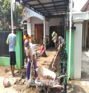 Antisipasi Banjir Babinsa Koramil Nogosari Laksanakan Karya Bakti Bersihkan Selokan