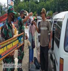 Ajak Warga Pakai Masker, Anggota Koramil Perbatasan Jateng-Jatim Rutin Gelar Operasi Gakplin Prokes