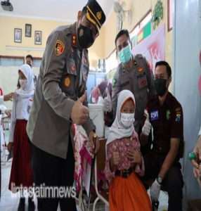 Kapolres Gresik Tinjau Vaksinasi Anak Serentak di SDN Bedilan 2 Gresik
