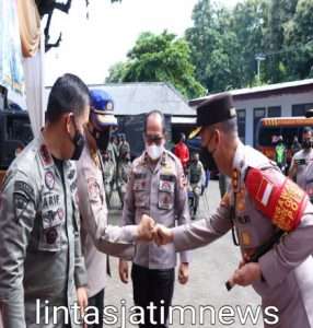 AKBP ANDI SINJAYA BERSAMA FORKOPIMDA DAMPINGI TIM LEMDIKLAT POLRI GELAR BAKSOS VAKSINASI DI PASIR PUTIH SITUBONDO