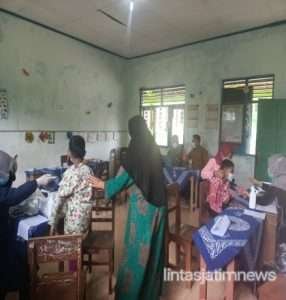 Babinsa Bolo Dampingi Vaksinasi Anak