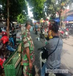 Babinsa Mojosongo Beri Himbauan Prokes Dan Terapkan PPKM di Pasar Tradisional