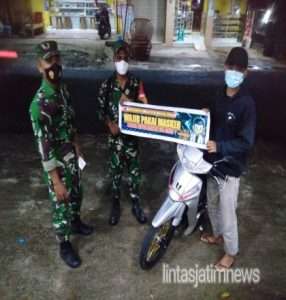 Patroli Malam, Babinsa Berikan Edukasi Prokes Kepada Warga Secara Humanis