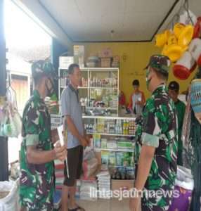 Kunjungi Pasar, Ini Yang Dilakukan Anggota Koramil Jatiroto Kepada Warga