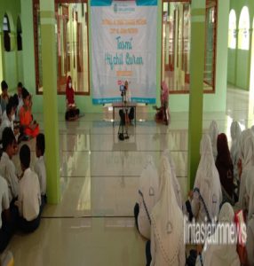 Tasmi’ Hifdzil Qur’an oleh siswa siswi SMP Al Amin Paciran