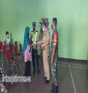 Sinergi Babinsa Dan Bhabinkamtibmas Kelurahan Giriharjo Dampingi Warga Terima Vaksin