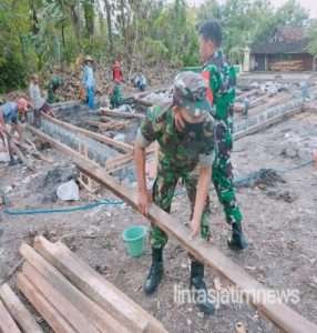 Wujud Kemanunggalan TNI-Rakyat, Babinsa Bantu Warga Bangun Rumah