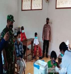 Sinergitas Anggota Koramil Dan Polsek Dampingi Vaksinasi Siswa Sekolah Dasar