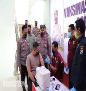 Ratusan Personel Polres Gresik Terima Vaksinasi Booster