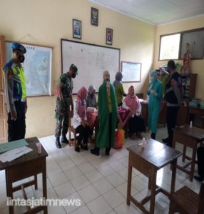 Anggota Koramil Bersama Polsek Jatisrono Dampingi Pengambilan Sampling Rapid Tes Antigen Di SDN 1 Dan 2 Gunungsari