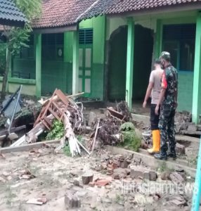 Babinsa Dan Bhabinkamtibmas Kemusu Siaga,  SMA N I Kemusu Terendam Banjir