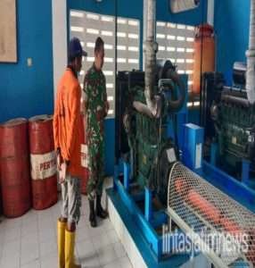 Antisipasi Banjir Danramil 03/Serengan  Cek Pintu Air Joyontakan