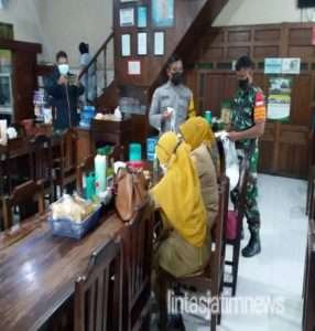 Sertu Sarmin, Cegah Varian Baru Adakan PPKM dengan bagi-bagi Masker