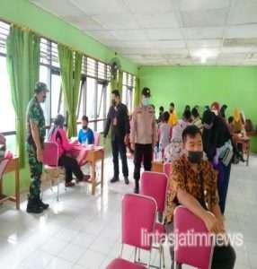 Murid SDN 1 Wuryantoro Terima Vaksin, Babinsa Dan Bhabinkamtibmas Berikan Pendampingan