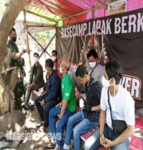 Virus Corona Selalu Mengintai, Babinsa Kelurahan Karangasem Himbau Pengemudi Ojol Patuhi Prokes