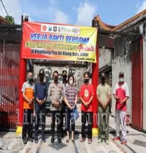 Jelang Perayaan Imlek, Polres Blitar Kota Bersama TNI Dan Kecamatan Sukorejo Keja Bakti Di Klenteng Poo An Kiong Kota Blitar