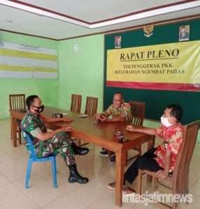 Babinsa Ngembatpadas Komsos dengan Perangkat Desa