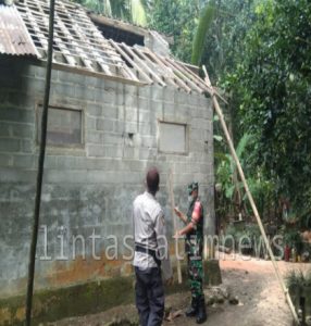 Pohon Kelapa Sepanjang 15 Meter Tumbang Menimpa Rumah Warga Ayah