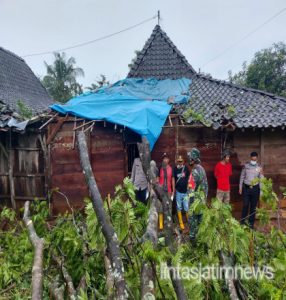 Babinsa Klego Bantu  Warga Yang Rumahnya Tertimpa Pohon Akibat Hujan Angin