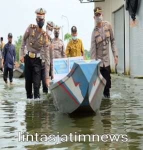 POLANTAS PEDULI, Gunakan Perahu Bagikan Sembako Kepada Warga Terdampak Dan Terisolir Akibat Banjir