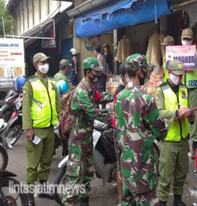 Bamin Bakti TNI & Babinsa Joyontakan Sasar PPKM di Pasar Hardjodaksino