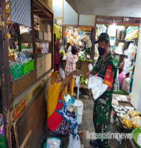 Babinsa Kelurahan Mojosongo Laksanakan Himbauan Prokes dan Bagikan Masker di Pasar Tradisional