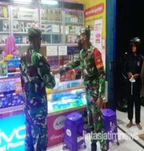 Kedapatan Warga Tidak Pakai Masker, Ini Yang Di Lakukan Babinsa Koramil Jatiroto