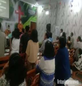 Sertu E Lau We Cek Prokes & Amankan Ibadah Minggu Pagi di Gereja Bethel