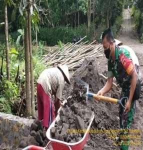 Menjadi pelopor di wilayah binaan, Babinsa Bantu pengurukan jalan